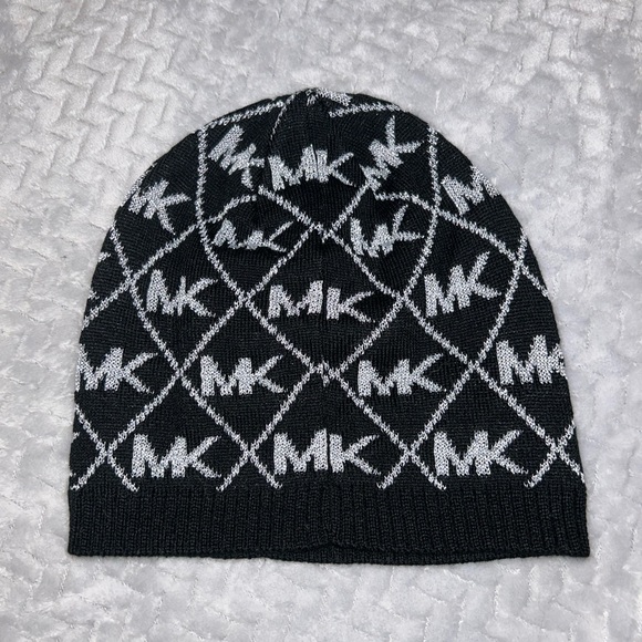 Authentic Michael Kors logo knit beanie - Picture 2 of 5